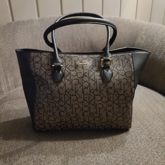 Calvin Klein Handbags - Calvin klein purse